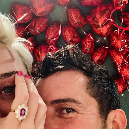 Katy Perry och Orlando Bloom förlovade. Katy Perry och Orlando Bloom förlovade.